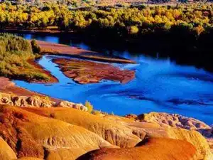 阳光下的色彩魔术五彩城的一天