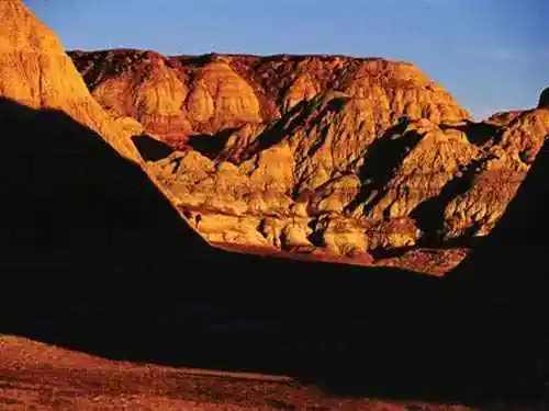 阳光下的色彩魔术五彩城的一天