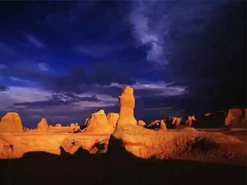 地下浮出的城堡群克拉玛依魔鬼城