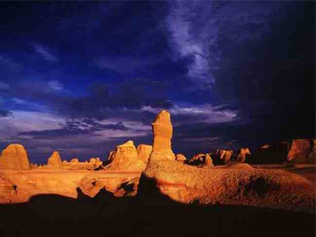 地下浮出的城堡群克拉玛依魔鬼城,图三