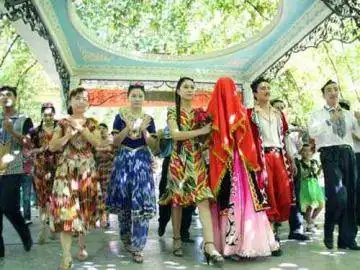 吐鲁番葡萄节：葡萄树下的狂欢