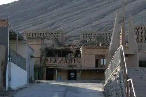 我们站在火焰山前