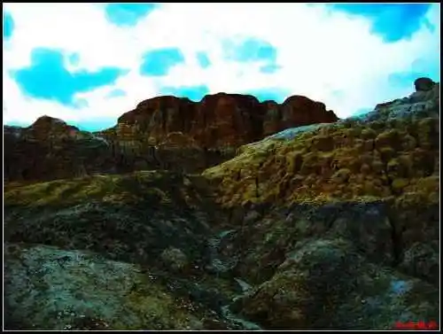 狂风劲刮斑斓河滩五彩滩