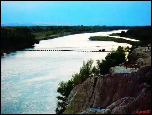 狂风劲刮斑斓河滩五彩滩