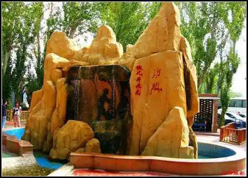 入地探井风景独好坎儿井与风车