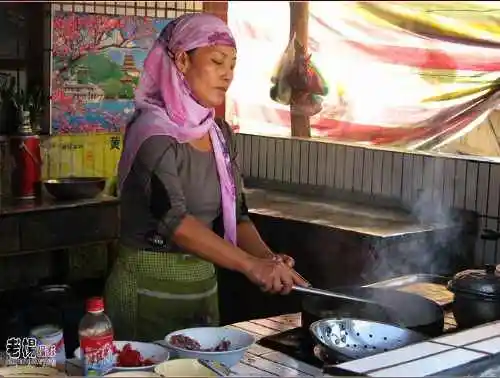 新疆旅游去沙漠看胡杨