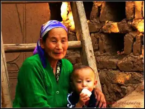 我在吐峪沟村子里给人拍照