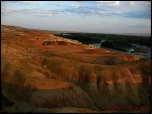 狂风劲刮斑斓河滩五彩滩