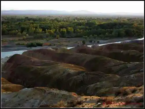 狂风劲刮斑斓河滩五彩滩