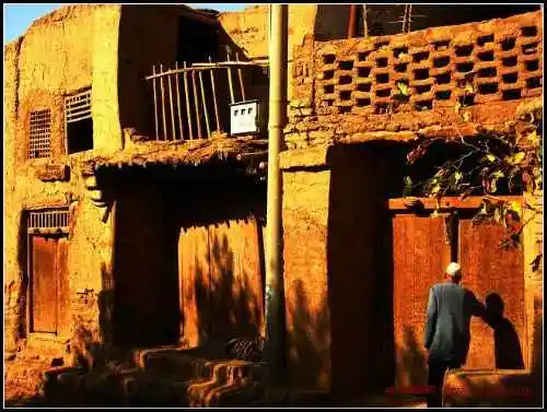 我在吐峪沟村子里给人拍照