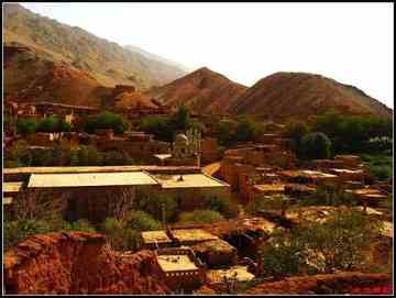 我在吐峪沟村子里给人拍照,图二