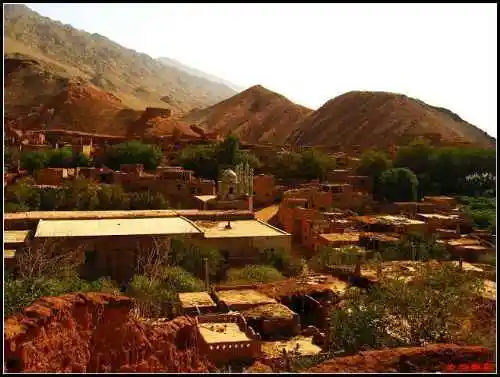 我在吐峪沟村子里给人拍照