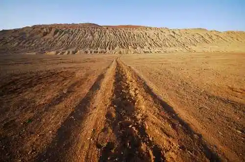 我们站在火焰山前