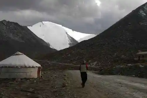 把我们逼上冰达坂