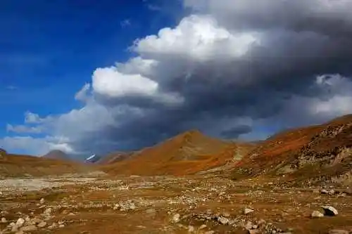 把我们逼上冰达坂