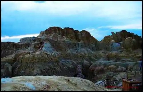 狂风劲刮斑斓河滩五彩滩