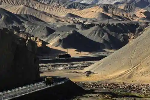 我们站在火焰山前