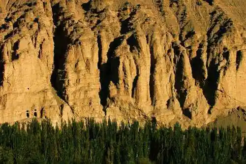 我们站在火焰山前