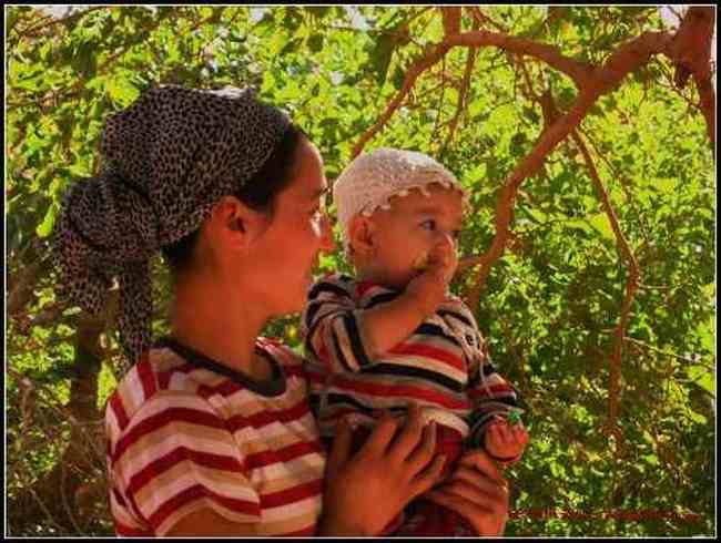 我在吐峪沟村子里给人拍照,图六