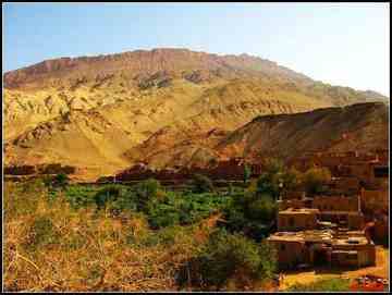 我在吐峪沟村子里给人拍照,图一