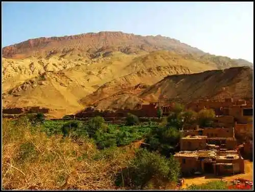 我在吐峪沟村子里给人拍照