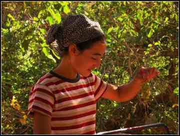 我在吐峪沟村子里给人拍照,图五