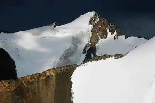 把我们逼上冰达坂