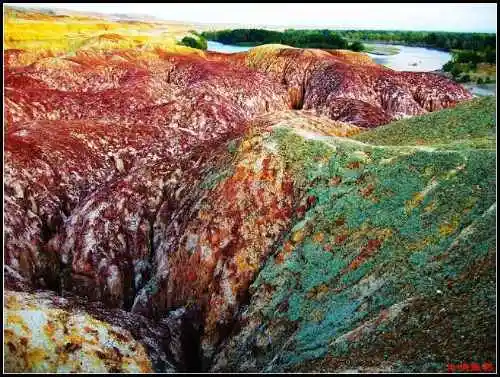 狂风劲刮斑斓河滩五彩滩