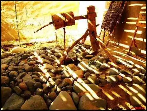 入地探井风景独好坎儿井与风车