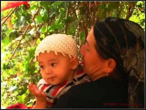 我在吐峪沟村子里给人拍照