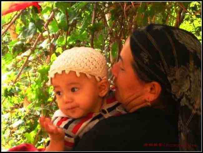 我在吐峪沟村子里给人拍照,图四