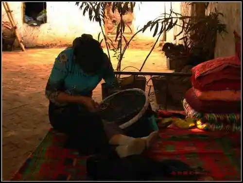 我在吐峪沟村子里给人拍照