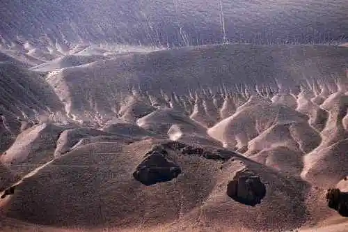 我们站在火焰山前