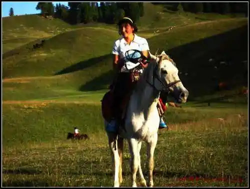 我拍的草原和少女那拉提