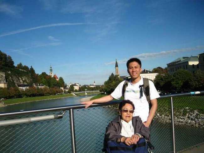 國家旅游局授予王新慷“全國模范導游員”稱號