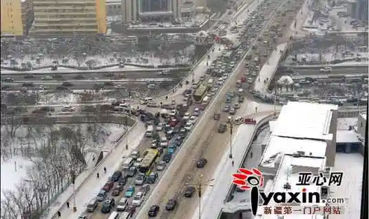 新疆乌鲁木齐迎来今冬最大一场雪 火车停轮避风(图)