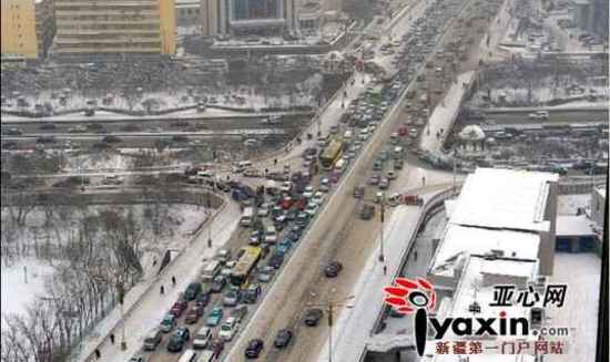 新疆乌鲁木齐迎来今冬最大一场雪 火车停轮避风(图)