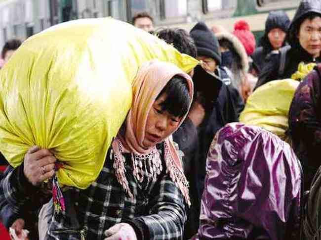 乌鲁木齐火车站1月28日迎来送往6.5万人次