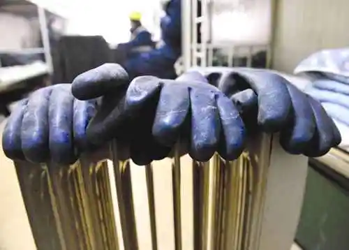 乌鲁木齐:给火车“喝水”的人(图)