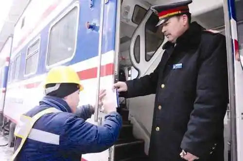 乌鲁木齐:给火车“喝水”的人(图)