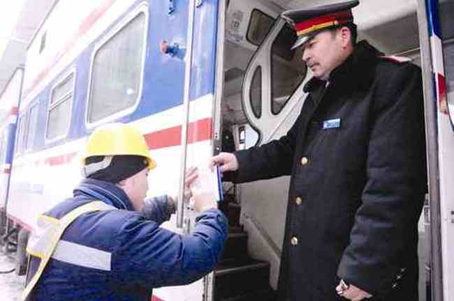 乌鲁木齐：给火车“喝水”的人(图),图三