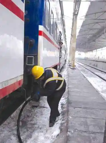 乌鲁木齐:给火车“喝水”的人(图)