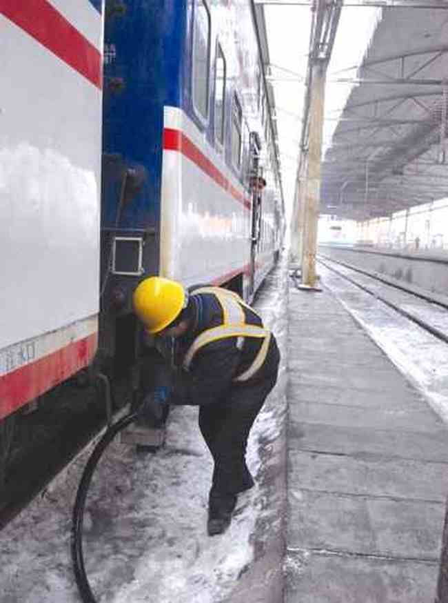 乌鲁木齐：给火车“喝水”的人(图),图四