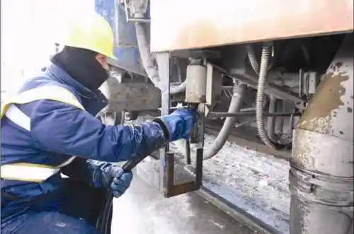 乌鲁木齐:给火车“喝水”的人(图)