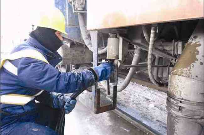 乌鲁木齐：给火车“喝水”的人(图),图二