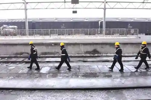 乌鲁木齐:给火车“喝水”的人(图)