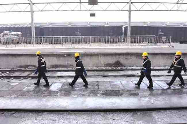 乌鲁木齐：给火车“喝水”的人(图),图五