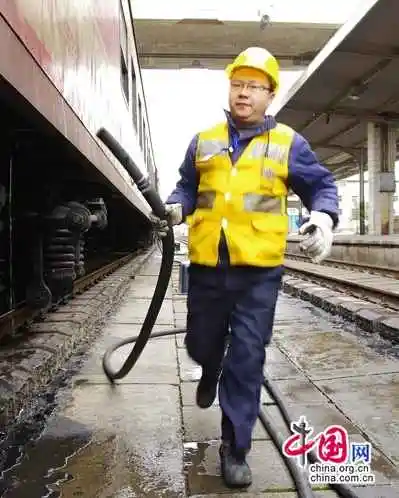 春运故事：给水员永不停歇的列车“水泵”