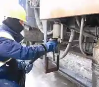 乌鲁木齐：给火车“喝水”的人(图)