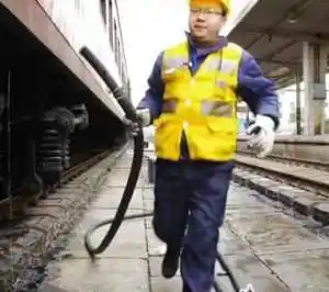 春运故事：给水员永不停歇的列车“水泵”